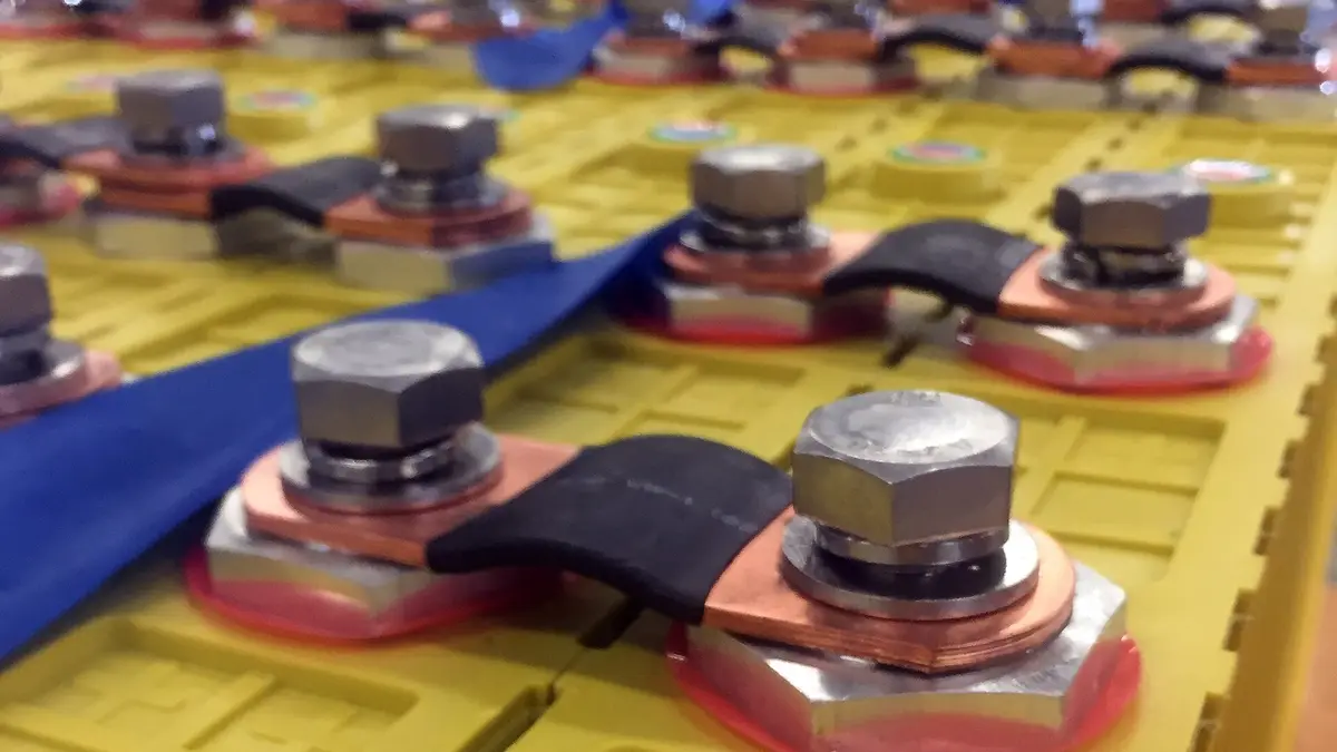 Celdas prismáticas de litio ferrofosfato LiFePO4 conectadas en serie